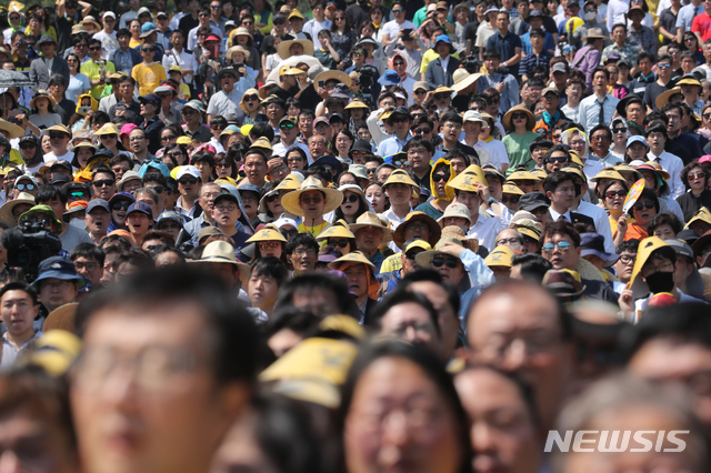 【김해=뉴시스】전신 기자 = 23일 오후 경남 김해 봉하마을에서 열린 노무현 전 대통령 서거 10주기 추도식이 시민들로 붐비고 있다. 2019.05.23. photo1006@newsis.com
