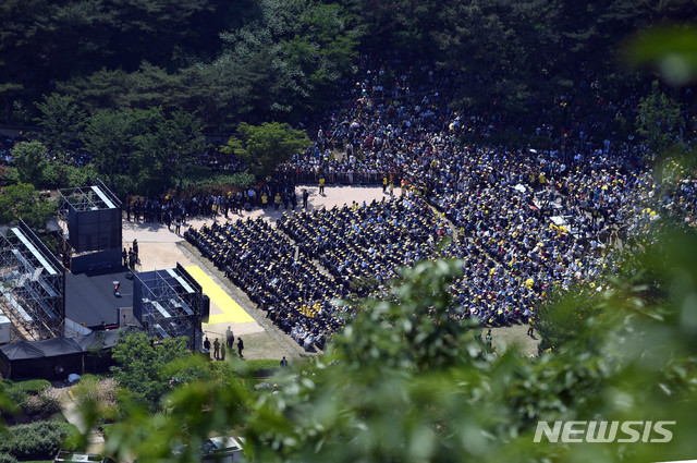 【김해=뉴시스】차용현 기자 = 23일 경남 김해 봉하마을에서 故 노무현 전 대통령의 10주기 추도식이 진행되고 있다. 2019.05.23.&nbsp; photo@newsis.com