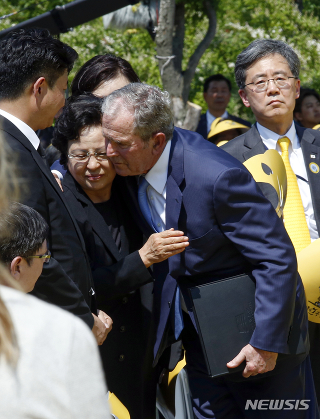 【김해=뉴시스】23일 경남 진해 봉하마을에서 열린 고 노무현 대통령 10주기 추도식에 참석한 조지 부시 전 미국 대통령이 추도사를 마친 뒤 권양숙 여사를 위로하고 있다. 2019.05.23. (사진=노무현재단 제공) photo@newsis.com