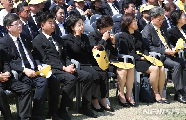 【김해=뉴시스】차용현 기자 = 23일 오후 경남 김해 진영읍 봉하마을에서 열린 노무현 대통령 10주기 추도식에 참석한 김정숙 여사와 권양숙 여사가 눈물을 훔치고 있다. 2019.05.23.&nbsp; photo@newsis.com