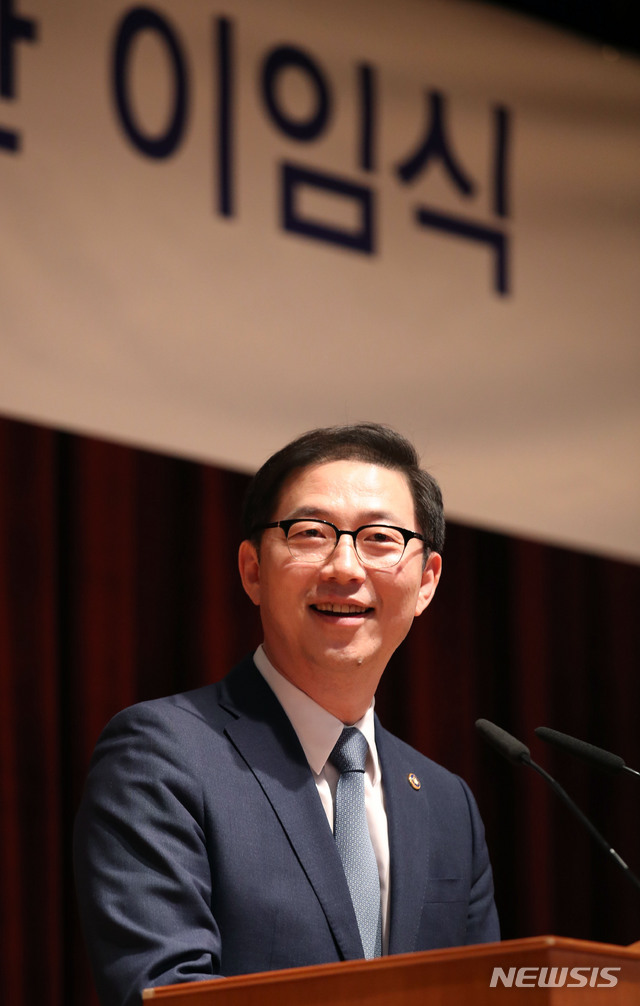 【서울=뉴시스】김진아 기자 = 천해성 통일부 차관이 23일 서울 종로구 정부서울청사에서 열린 제24대 통일부 차관 이임식에서 이임사를 하고 있다. 2019.05.23.&nbsp;&nbsp;&nbsp; bluesoda@newsis.com