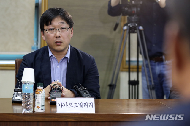 【서울=뉴시스】최진석 기자 = 정주환 카카오모빌리티 대표가 23일 오후 서울 강남구 택시연합회관에서 열린 카카오모빌리티와 택시 4단체(법인·개인사업자조합, 양대노총 택시노조)의 '규제혁신형 플랫폼 택시 시범운영안' 회의에 참석해 모두발언 하고 있다. 2019.05.23. myjs@newsis.com