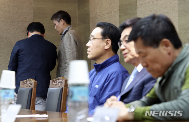 【서울=뉴시스】최진석 기자 = 정주환(왼쪽) 카카오모빌리티 대표가 23일 오후 서울 강남구 택시연합회관에서 열린 카카오모빌리티와 택시 4단체(법인·개인사업자조합, 양대노총 택시노조)의 '규제혁신형 플랫폼 택시 시범운영안' 회의에 참석해 관계자와 대화를 나누고 있다.&nbsp; 왼쪽 세번째부터 강신표 전국택시노동조합연맹 위원장, 박복규 전국택시운송사업조합연합회 회장, 구수영 전국민주택시 노동조합연맹 위원장, . 2019.05.23. myjs@newsis.com