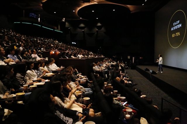 【서울=뉴시스】 김재용 카카오재팬 대표가 만화 플랫폼 '픽코마' 출시 3주년 기념으로 23일 일본 토호 시네마스 롯폰기 힐스에서 한국과 일본의 출판사 및 작가들을 초청한 파트너스데이 '픽코마 이야기 2019'를 개최해 발표하고 있다. (사진=카카오 제공) 2019.05.24