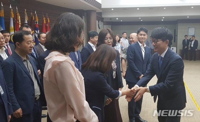 【서울=뉴시스】김성진 기자 = 박재민 신임 국방부 차관(오른쪽)이 24일 국방부 청사 대회의실에서 열린 취임식에서 직원들과 악수를 하고 있다. 2019.05.24. ksj87@newsis.com