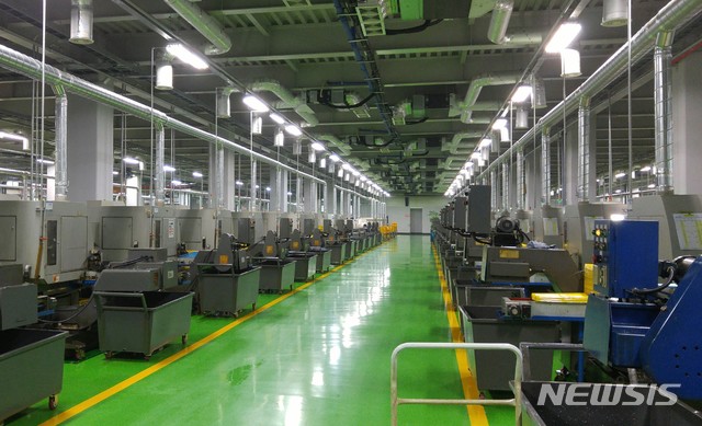 【창원=뉴시스】홍정명 기자= 중소벤처기업부의 ‘스마트 시범공장 구축 지원사업' 대상에 경남에서는 ㈜율곡 등 5개사가 최종 선정됐다. 사진은 창원국가산단 내 A 기업의 무인 자동화생산 설비.2019.05.24.(사진=뉴시스 자료사진)&nbsp; photo@newsis.com 
