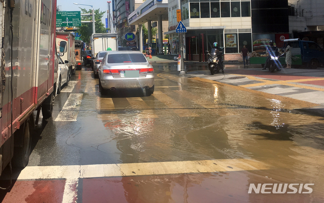 【대구=뉴시스】배소영 기자 = 24일 낮 12시50분께 대구시 달서구 감삼동에 매설된 상수도관이 파열돼 대구상수도관리본부가 복구 중이다. 2019.05.24. soso@newsis.com