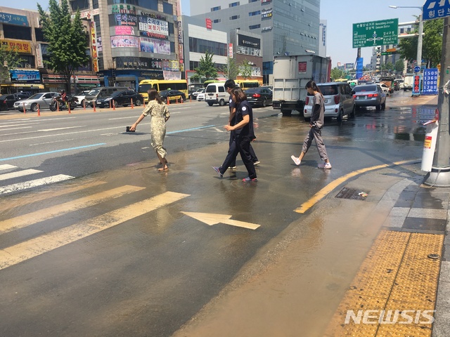 【대구=뉴시스】배소영 기자 = 24일 낮 12시50분께 대구시 달서구 감삼동 죽전역 인근에 매설된 상수도관이 파열돼 대구상수도관리본부가 복구 중이다. 2019.05.24. soso@newsis.com
