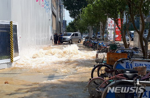【대구=뉴시스】배소영 기자 = 24일 낮 12시50분께 대구시 달서구 감삼동에 매설된 상수도관이 파열돼 대구상수도관리본부가 복구 중이다.(사진=독자 제공)photo@newsis.com