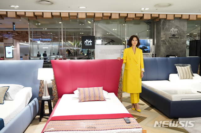 【서울=뉴시스】피졸로의 '모션 베드'와 모델 배우 김남주