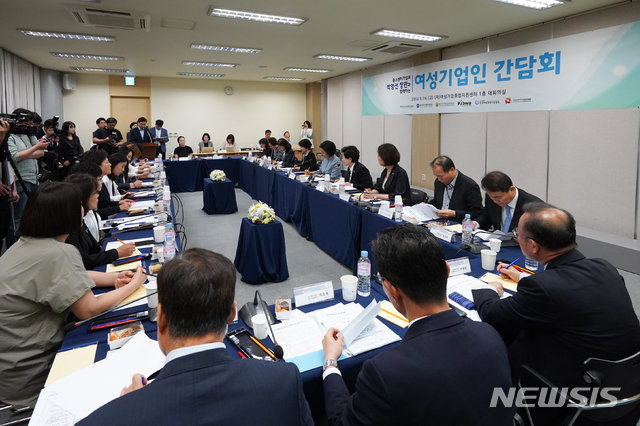 【서울=뉴시스】박영선 중소벤처기업부 장관이 24일 서울 강남구 한국여성경제인협회에서 열린 '여성기업인과의 간담회'에 참석해 인사말을 하고 있다. 2019.05.24. (사진=중소벤처기업부 제공) photo@newsis.com