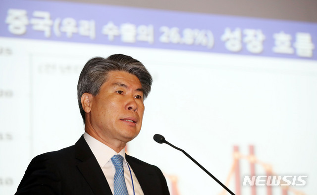 【서울=뉴시스】박미소 기자 = 윤종원 청와대 경제수석이 24일 오전 서울 중구 은행연합회관에서 열린 '글로벌금융학회 정책심포지엄 및 학술대회, 최근 글로벌 경제환경 변화에 대한 대응과 정부 및 금융의 역할'에서 기조연설을 하고 있다. 2019.05.24.&nbsp; misocamera@newsis.com