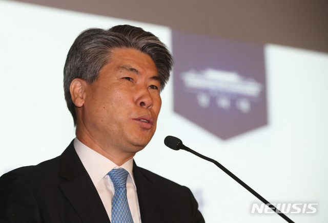 【서울=뉴시스】박미소 기자 = 윤종원 청와대 경제수석이 24일 오전 서울 중구 은행연합회관에서 열린 '글로벌금융학회 정책심포지엄 및 학술대회, 최근 글로벌 경제환경 변화에 대한 대응과 정부 및 금융의 역할'에서 기조연설을 하고 있다. 2019.05.24. misocamera@newsis.com