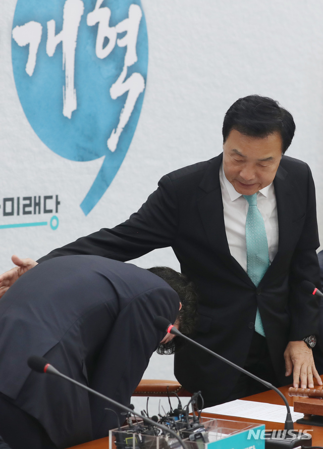 【서울=뉴시스】고승민 기자 = 지난 달 24일 서울 여의도 국회에서 열린 바른미래당 임시최고위원회의에서 23일 손학규 대표를 향해 퇴진 관련 노인 폄하성 발언으로 물의를 빚은 하태경 최고위원이 사과 발언을 한 뒤 손 대표에게 허리숙여 사과하고 있다. 2019.05.24. kkssmm99@newsis.com