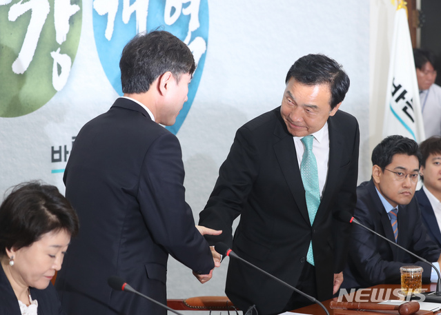 【서울=뉴시스】고승민 기자 = 24일 서울 여의도 국회에서 열린 바른미래당 임시최고위원회의에서 23일 손학규 대표를 향해 노인 폄하성 발언으로 물의를 빚은 하태경 최고위원이 사과 발언을 한 뒤 손 대표에게 사과하고 있다. 2019.05.24. kkssmm99@newsis.com