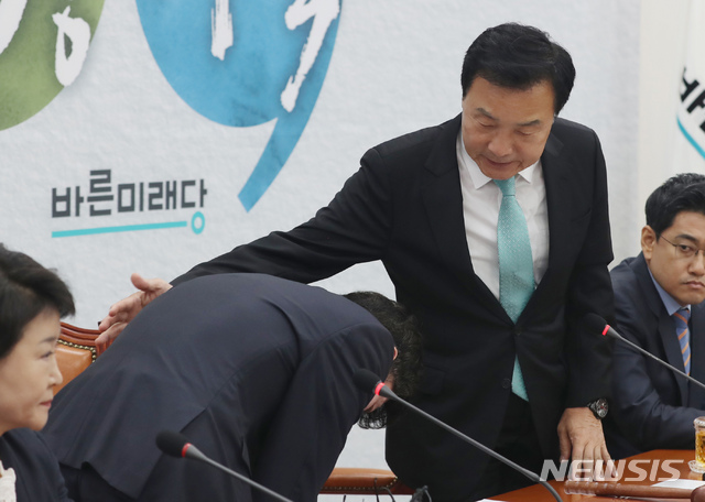 【서울=뉴시스】고승민 기자 = 24일 서울 여의도 국회에서 열린 바른미래당 임시최고위원회의에서 23일 손학규 대표를 향해 퇴진 관련 노인 폄하성 발언으로 물의를 빚은 하태경 최고위원이 사과 발언을 한 뒤 손 대표에게 허리숙여 사과하고 있다. 2019.05.24. kkssmm99@newsis.com