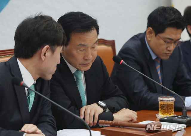 【서울=뉴시스】고승민 기자 = 24일 서울 여의도 국회에서 열린 바른미래당 임시최고위원회의에서 손학규 대표와 하태경 최고위원이 대화를 하고 있다. 2019.05.24. kkssmm99@newsis.com