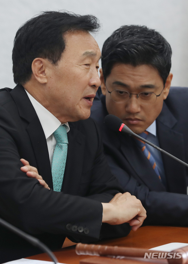 【서울=뉴시스】고승민 기자 = 24일 서울 여의도 국회에서 열린 바른미래당 임시최고위원회의에서 손학규 대표와 오신환 원내대표가 대화를 하고 있다. 2019.05.24. kkssmm99@newsis.com