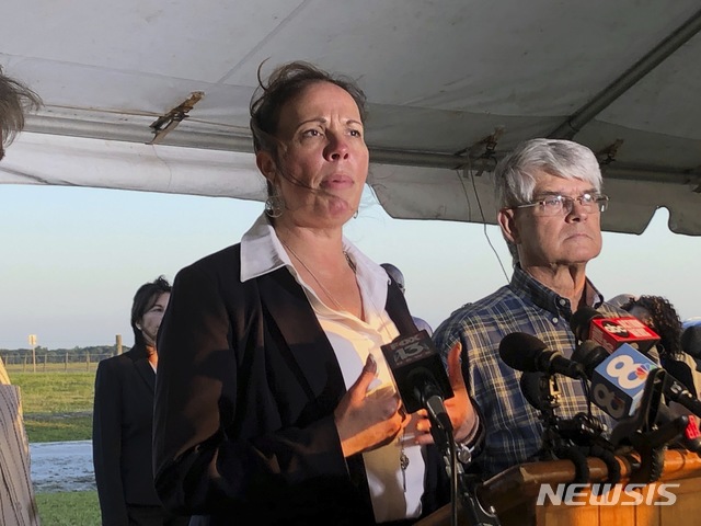 【스타크=AP/뉴시스】23일(현지시간) 미국 플로리다주 스타크에 위치한 주립 교도소에서 여성 10명을 살해한 혐의로 사형된 보비 조 롱의 사형 집행을 지켜본 리사 놀런드가 취재진 앞에서 발언하고 있다. 놀런드는 1984년 롱에게 납치됐다가 도망쳐 경찰 수사에 적극 협조해 롱의 체포에 기여했다. 2019.05.24.