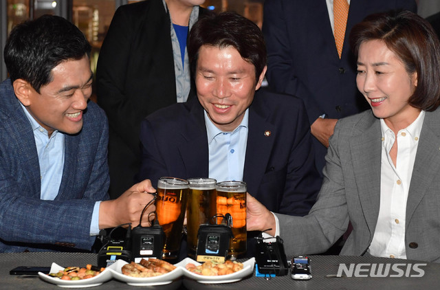 【서울=뉴시스】국회사진기자단 = 여야 3당 교섭단체 원내대표가 20일 오후 서울 여의도 국회 인근 호프집에서 '맥주 회동'을 하고 있다. 왼쪽부터 오신환 바른미래당 원내대표, 이인영 더불어민주당 원내대표, 나경원 자유한국당 원내대표. 2019.05.25.&nbsp; photo@newsis.com 