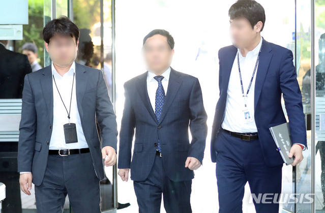 【서울=뉴시스】이윤청 기자 = 분식회계 의혹 관련 증거인멸을 지시한 혐의를 받는 삼성전자 사업지원TF 김모(가운데) 부사장이 영장실질심사(구속 전 피의자 심문)를 받기 위해 24일 서울 서초구 서울중앙지방법원으로 출석하고 있다. 2019.05.24.&nbsp; radiohead@newsis.com