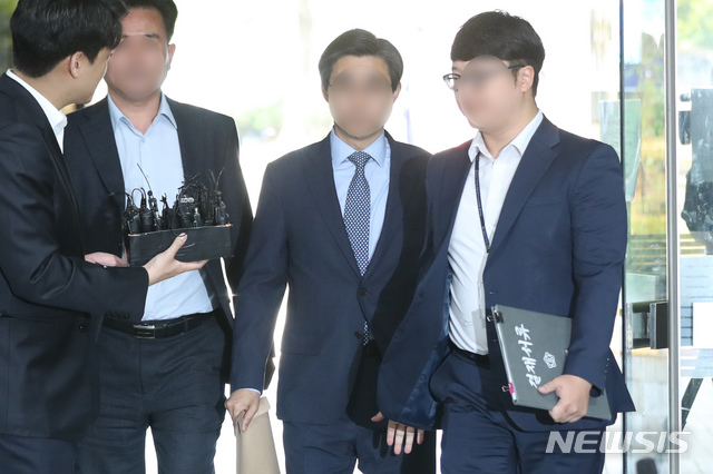 【서울=뉴시스】이윤청 기자 = 분식회계 의혹 관련 증거인멸을 지시한 혐의를 받는 삼성전자 박모 부사장이 영장실질심사(구속 전 피의자 심문)를 받기 위해 24일 서울 서초구 서울중앙지방법원으로 출석하고 있다. 2019.05.24.&nbsp; radiohead@newsis.com