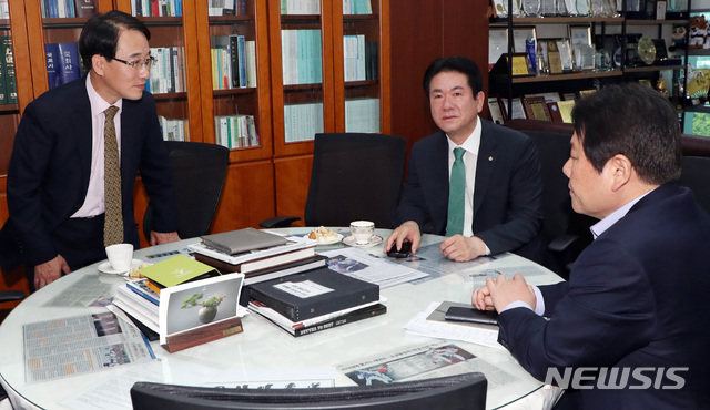 【서울=뉴시스】 박영태 기자 = 이원욱(왼쪽부터) 더불어민주당, 이동섭 바른미래당, 정양석 자유한국당 원내수석부대표가 24일 오전 서울 여의도 국회 의원회관 이동섭 의원실에서 국회정상화 및 현안관련 3당 원내수석부대표 회동을 하고 있다. 2019.05.24.since1999@newsis.com