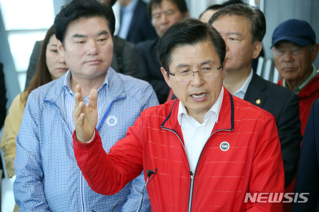 【서울=뉴시스】 박영태 기자 = 자유한국당 황교안 대표가 24일 오전 경기도 평택시 평택항 마린센터 도시대기측정망에서 열린 수도권 미세먼지 실태 점검에서 관계자의 설명을 듣은 후 발언하고 있다. 2019.05.24.(사진=자유한국당 제공)photo@newsis.com