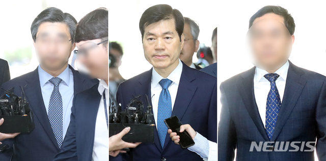 【서울=뉴시스】이윤청 기자 = 삼성전자 박모(왼쪽부터) 부사장, 삼성바이오로직스 김태한 대표,&nbsp; 삼성전자 사업지원TF 김모 부사장이 영장실질심사를 받기 위해 지난 24일 서울 서초구 서울중앙지법에 출석하고 있다. 2019.05.24. radiohead@newsis.com