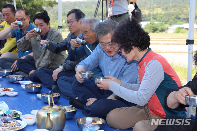 【경주=뉴시스】박진희 기자 = 문재인 대통령이 24일 경북 경주시 옥산마을 모내기 현장에서 주민들과 새참을 함께 하며 건배하고 있다. 2019.05.24.&nbsp; pak7130@newsis.com