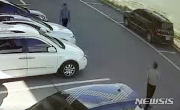 【양주=뉴시스】 이호진 기자 = 경기 양주시 한 주차장에 세워진 차량 안에서 부동산업자 A(58)씨가 숨진 채 발견된 가운데 경찰이 용의자로 폭력조직 부두목 조모(60)씨를 지목, 행방을 쫓고 있다고 24일 밝혔다. 사진은 범행에 가담한 김모(65)씨와 홍모(56)씨가 지난 20일 오후 차량에 숨진 A씨를 방치한 채 이동하는 모습. 2019.05.24. (사진=경기북부지방경찰청 제공) photo@newsis.com