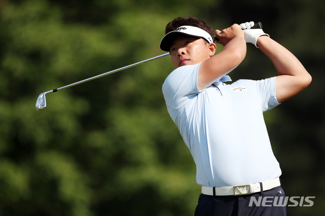 【서울=뉴시스】24일 경기도 여주에 위치한 블랙스톤 이천 GC에서 열린 KB금융 리브챔피언십 2라운드 13번홀에서 맹동섭이 아이언티샷을 하고 있다. 2019.05.24. (사진=KPGA 제공) photo@newsis.com