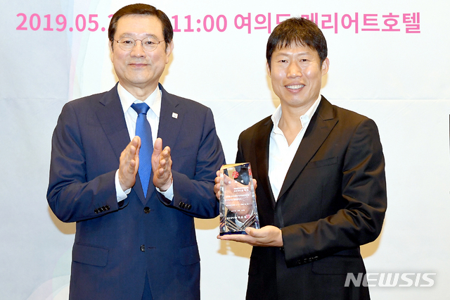 【광주=뉴시스】류형근 기자 = 24일 오전 서울 메리어트호텔에서 이용섭 광주시장이 2019광주디자인비엔날레 홍보대사로 위촉된 배우 유해진과 기념사진을 찍고 있다. 2019광주디자인비엔날레는 '휴머니티(HUMANITY)'를 주제로 9월7일부터 10월31일까지 광주비엔날레전시관과 광주디자인센터 등에서 열린다. 2019.05.24 (사진=광주시 제공) photo@newsis.com