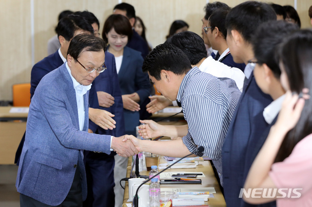 성남=뉴시스】이윤청 기자 = 더불어민주당 이해찬 대표가 24일 경기 성남시 성남고용복지플러스센터에서 열린 '청년 일자리를 위한 더불어민주당 현장간담회'에서 참석자들과 인사하고 있다. 2019.05.24. radiohead@newsis.com