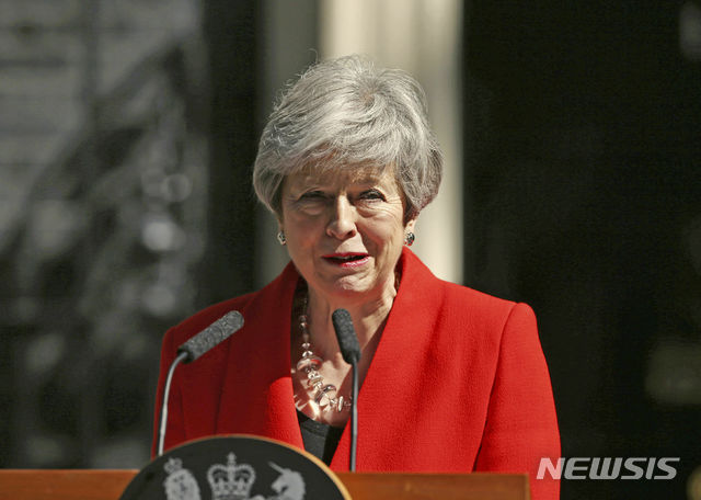  【런던=AP/뉴시스】 영국의 테리사 메이 총리가 24일 총리 관저 앞에서 6월7일 총리 사임 방침을 발표하고 있다. 2016년 7월초 총리가 된 지 만 3년에서 1개월 부족한 6월초에 사임하는 두번째 영국 여성 총리는 이날 울먹이는 목소리였으며 눈물을 참느라 애썼다. 메이는 후임 새 총리가 될 집권 보수당 당대표가 선정되는 7월 말까지 과도정부를 이끌게 된다. 2019. 5. 24.&nbsp;&nbsp; 