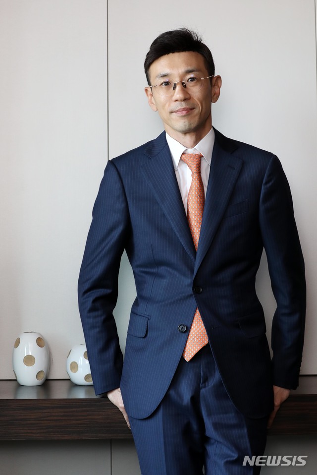 【서울=뉴시스】 고범준 기자 = 의료용 혈액 냉장고·냉동고 전문기업 GMS 윤정권 부사장이 23일 오후 서울 중구 더 플라자호텔에서 뉴시스와 인터뷰에 앞서 포즈를 취하고 있다. 2019.05.26. bjko@newsis.com