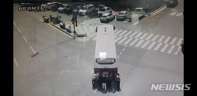 【부산=뉴시스】 부산 동부경찰서는 지난 24일 범일교차로에서 발생한 교통사고 현장에서 시민 4명의 도움으로 교차로 중앙에 멈춰선 버스를 안전지대로 옮겼다고 25일 밝혔다. 2019.05.25. (사진=부산경찰청 제공)photo@newsis.com 