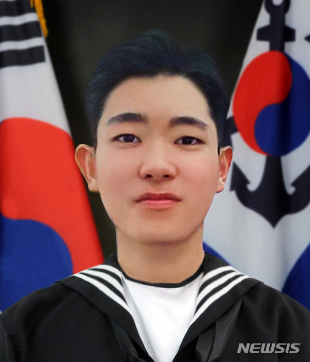 【창원=뉴시스】 강경국 기자 = 25일 경남 창원시 진해구 해군해양의료원에서 청해부대 고(故) 최종근(22·사진) 하사의 장례식이 엄수되고 있다. 2019.05.25. (사진=해군 제공)photo@newsis.com