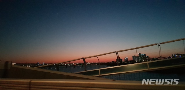 【서울=뉴시스】안채원 기자 = 지난 20일 저녁, 서울 마포구와 영등포구를 잇는 마포대교에서 바라본 하늘에 노을이 지고 있다. 2019.05.21. newkid@newsis.com