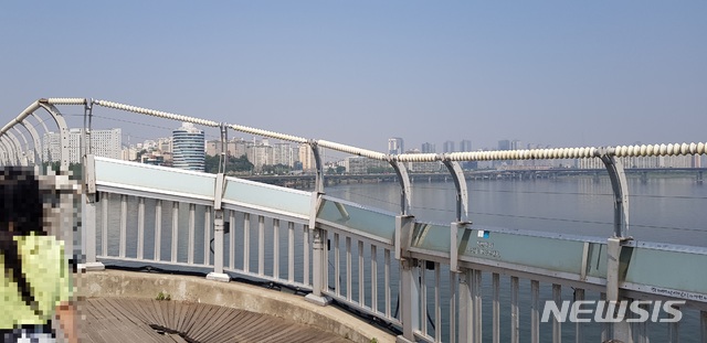 【서울=뉴시스】안채원 기자 = 지난 24일 오후 여의도에서 마포로 향하는 방향의 마포대교 다리서 만난 윤정은씨. 윤씨는 생명의전화를 건 후 다리 끝까지 걸어 집으로 가는 택시를 잡았다. 2019.05.24. newkid@newsis.com