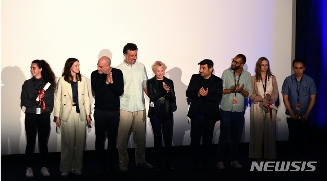 클레르 드니 심사위원장(왼쪽에서 다섯 번째)과 수상자들