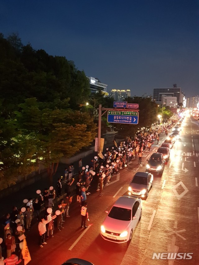 【고양=뉴시스】이경환 기자 = 25일 오후 경기 고양시 일산동구청 앞에서 3기 신도시 철회를 촉구하는 1, 2기 신도시 연합회 소속 주민들이 가두행진을 하며 김현미 국토교통부 장관의 사퇴를 외치고 있다. 2019.05.25.&nbsp; lkh@newsis.com 