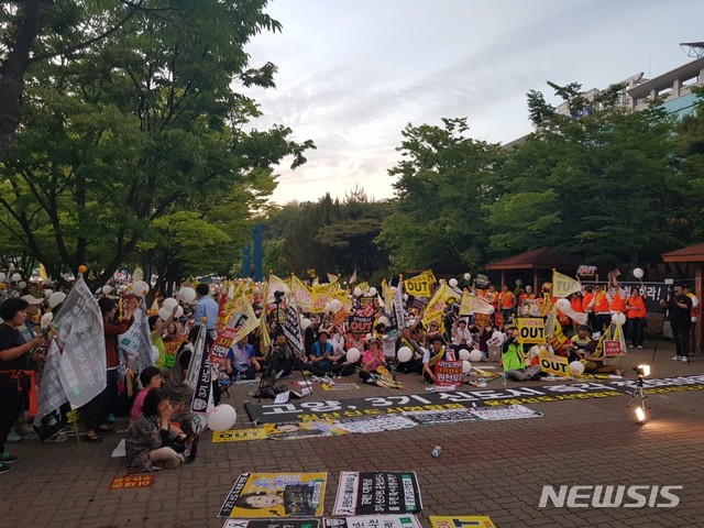 【고양=뉴시스】이경환 기자 = 25일 오후 경기 고양시 일산동구청 앞에서 3기 신도시 철회를 촉구하는 일산·운정신도시 연합회 소속 주민 등이 집회를 열고 있다. 2019.05.25.&nbsp; lkh@newsis.com 