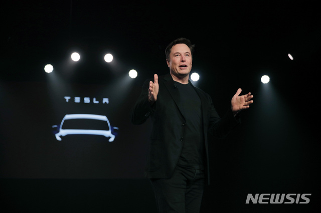 【호손(캘리포니아주)=AP/뉴시스】일론 머스크 테슬라 최고경영자(CEO)가 지난 3월14일 미국 캘리포니아주 호손에서 열린 전기차 '모델Y' 공개행사에서 발언하고 있다. 2019.06.12