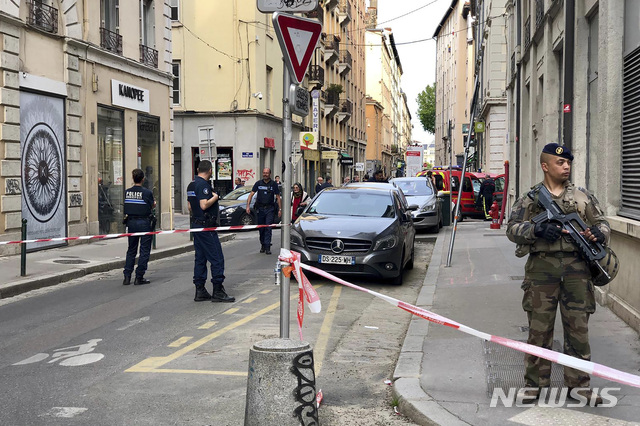  【리옹=AP/뉴시스】24일(현지시간) 프랑스 리옹 구도심에서 테러로 보이는 폭탄이 터져 프랑스 '비지피라트' 대 테러 경비대와 경찰이 현장 부근을 통제하고 있다.&nbsp; 현지 관계자는 리옹의 부산한 주말 거리에서 못 등이 들어 있는 정체불명의 소포 꾸러미가 폭발해 최소 7명이 다쳤으며 생명에는 지장이 없다고 밝혔다. 2019.05.25. 