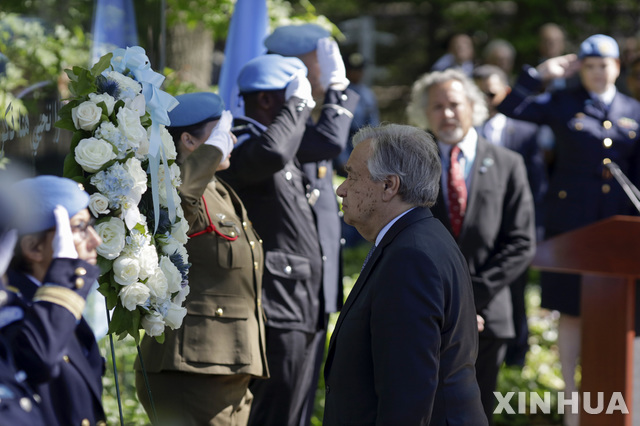 【 유엔본부= 신화/뉴시스】 안토니우 구테흐스 유엔사무총장이 5월 24일 유엔국제평화유지군의 날에 뉴욕 유엔본부 앞에서 유엔평화유지군으로 파견되어 목숨을 잃은 전몰장병 추모식를 위한 화환을 바치고 있다.&nbsp; 그러나 유엔은 해마다 유엔파견군과 직원들에 대한 성추행 및 성폭행 고발 건수를 발표하며 구테흐스 총장의 '성범죄와의 전쟁'을 이어나가고 있다.&nbsp;&nbsp; 