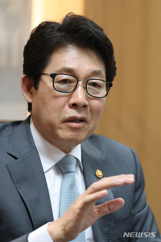 【서울=뉴시스】 전진환 기자 = 조명래 환경부 장관이 24일 오후 서울 중구 서울스퀘어에 위치한 서울상황실에서 뉴시스와 인터뷰하고 있다. 2019.05.27. amin2@newsis.com