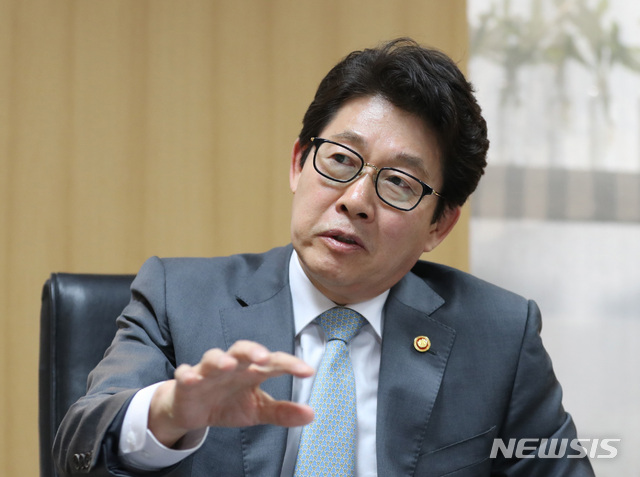 【서울=뉴시스】 전진환 기자 = 조명래 환경부 장관이 24일 오후 서울 중구 서울스퀘어에 위치한 서울상황실에서 뉴시스와 인터뷰하고 있다. 2019.05.27. amin2@newsis.com