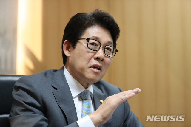 【서울=뉴시스】 전진환 기자 = 조명래 환경부 장관이 24일 오후 서울 중구 서울스퀘어에 위치한 서울상황실에서 뉴시스와 인터뷰하고 있다. 2019.05.27. amin2@newsis.com