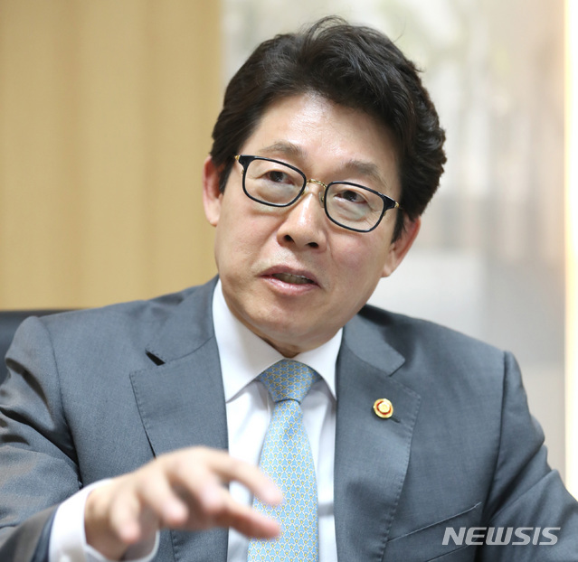 【서울=뉴시스】 전진환 기자 = 조명래 환경부 장관이 24일 오후 서울 중구 서울스퀘어에 위치한 서울상황실에서 뉴시스와 인터뷰하고 있다. 2019.05.27. amin2@newsis.com